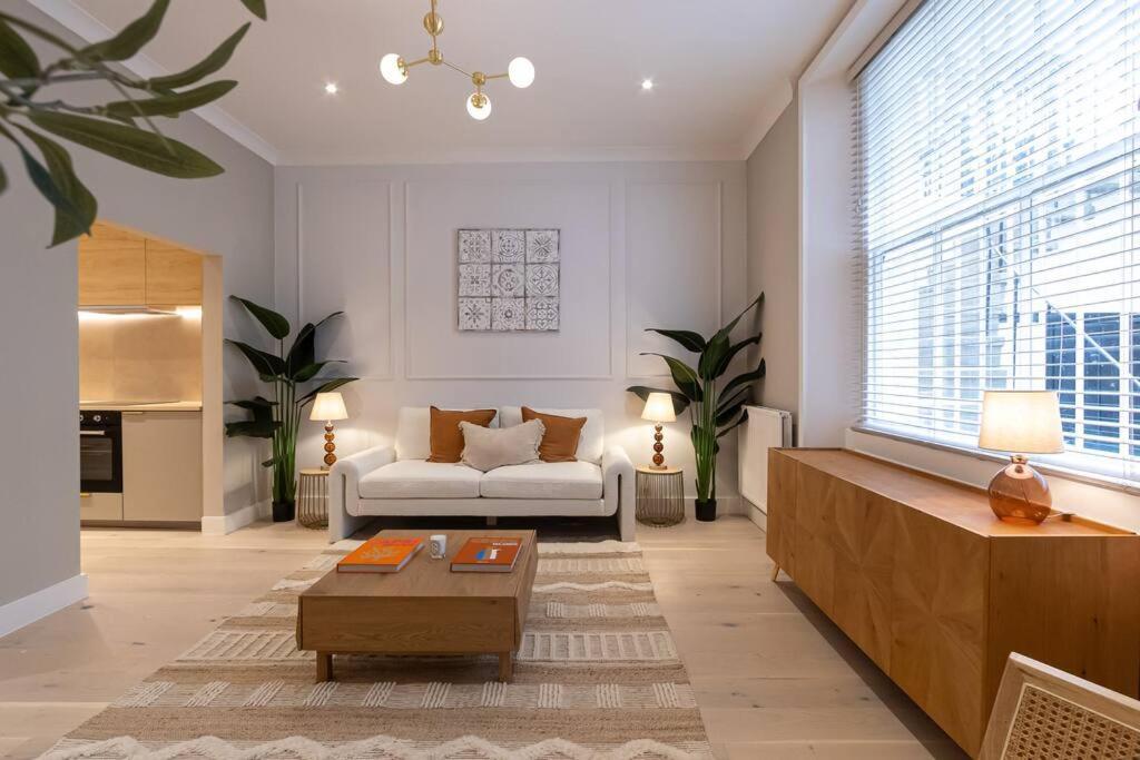 Elegance: A Symphony Of High-end Decor Apartamento Londres