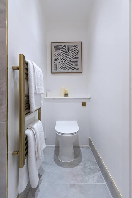 Elegance: A Symphony Of High-end Decor Apartamento